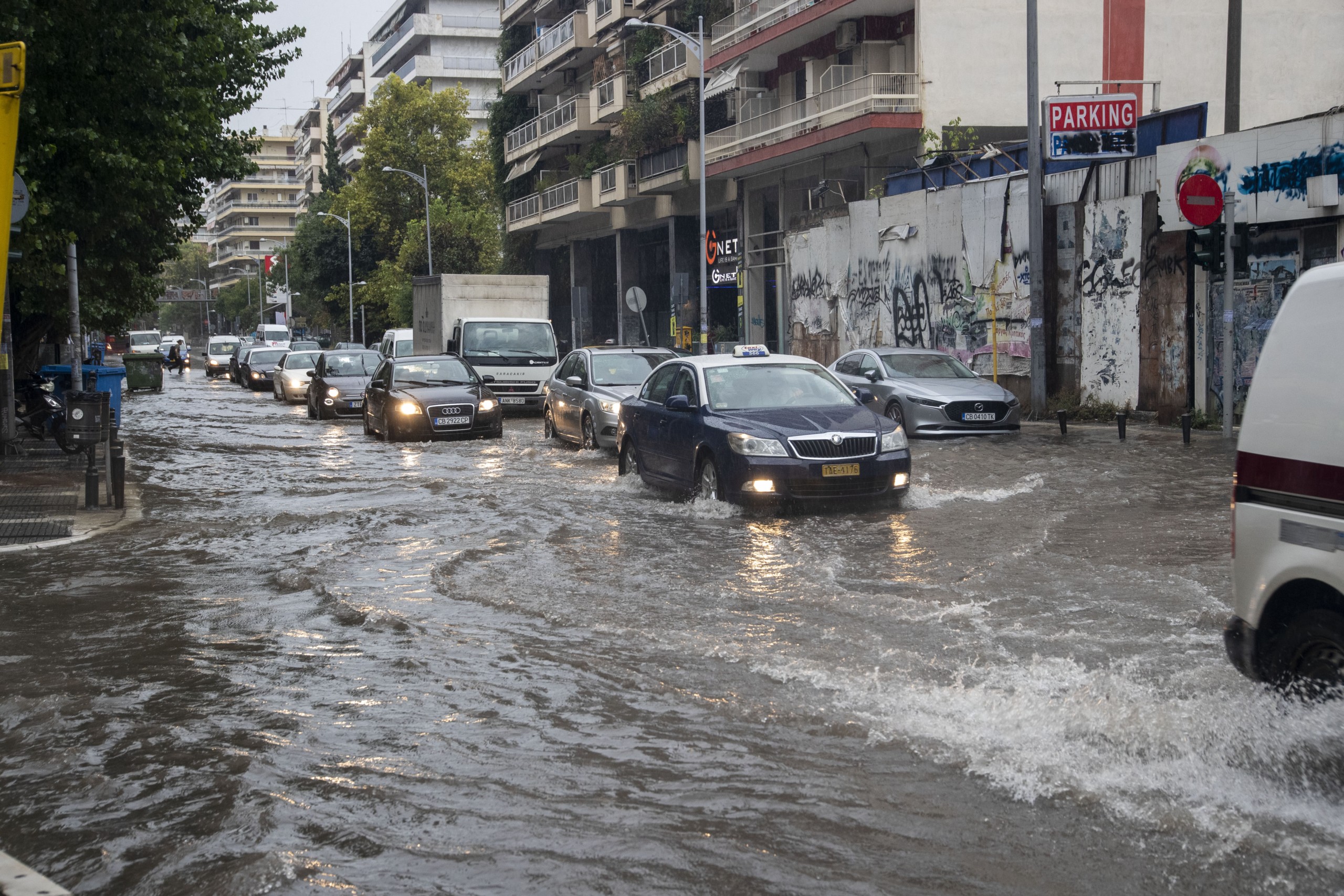 Απίστευτες εικόνες στη Θεσσαλονίκη από την κακοκαιρία – Πλημμύρισε το βράδυ η πόλη (vids)