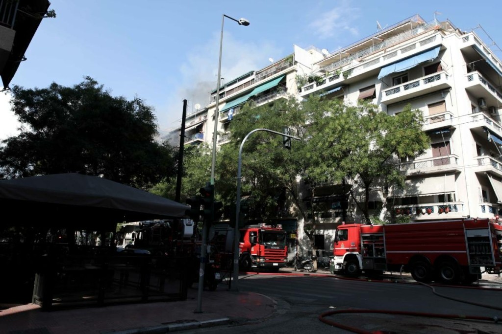 “Κόλαση” στην Αχαρνών – Βίντεο με τις συνεχείς εκρήξεις σε κατάστημα με φιάλες που προκαλούν τρόμο (vid)