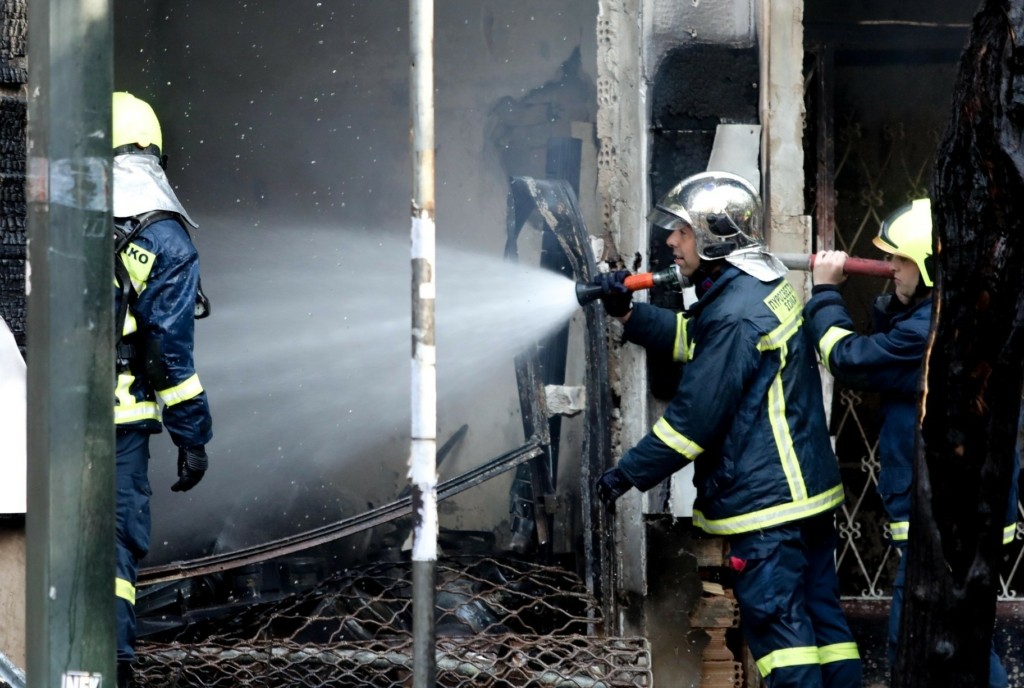 Φωτιά ξέσπασε σε συνεργείο αυτοκινήτων στο Παλαιό Φάληρο – Έχει τεθεί υπό έλεγχο (vid)