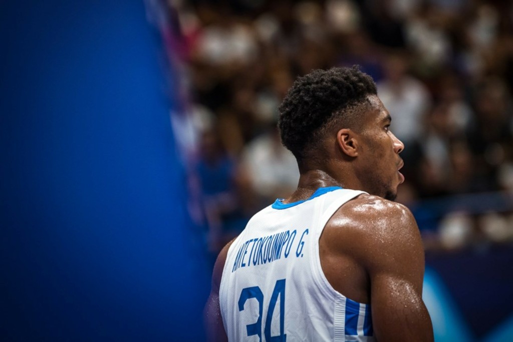 Το χαλαρωτικό μασάζ του “Greek Freak” στον πάγκο (vids)