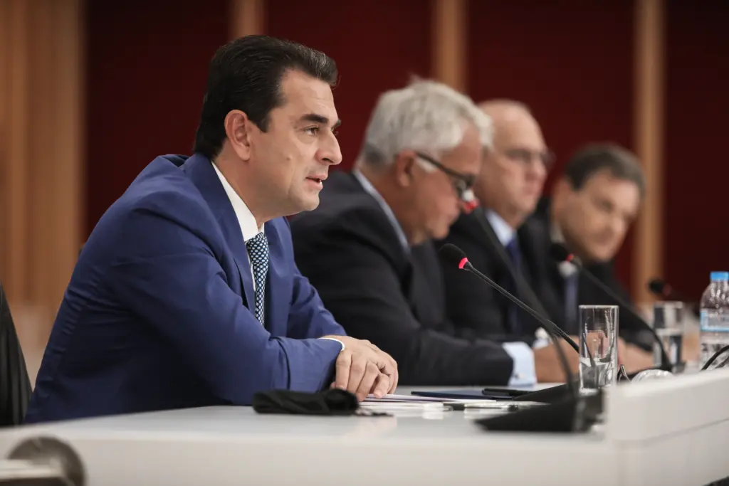 Τι αλλάζει στο Δημόσιο – Κλείνουν υπολογιστές και φώτα, προσοχή σε κλιματιστικά και θερμοκρασία (vids)