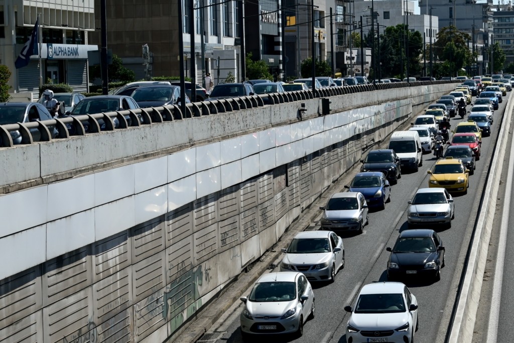Ουρές χιλιομέτρων στον Κηφισό λόγω ανατροπής οχήματος