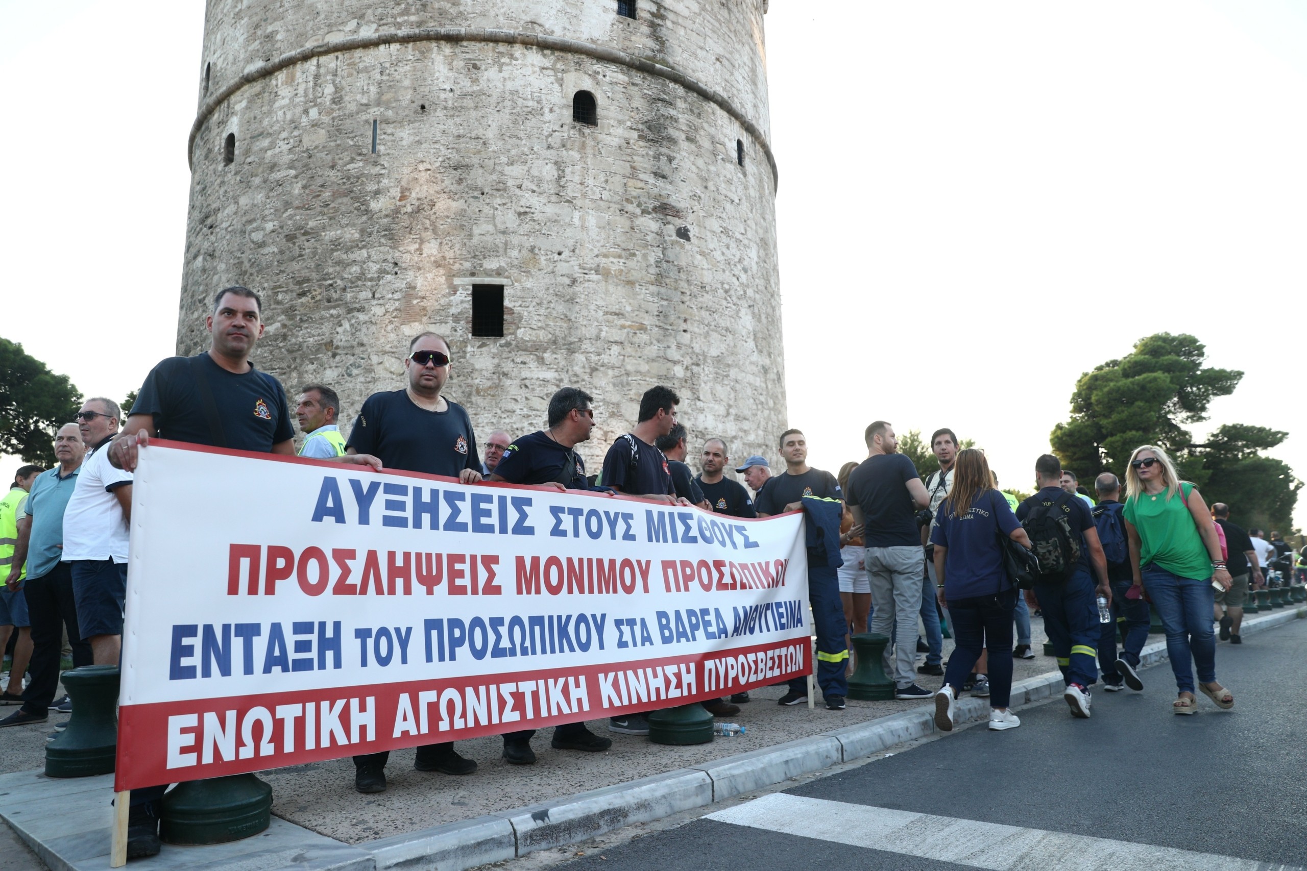 Πανελλαδική διαμαρτυρία ένστολων στον Λευκό Πύργο – Ζητούν αύξηση στους μισθούς