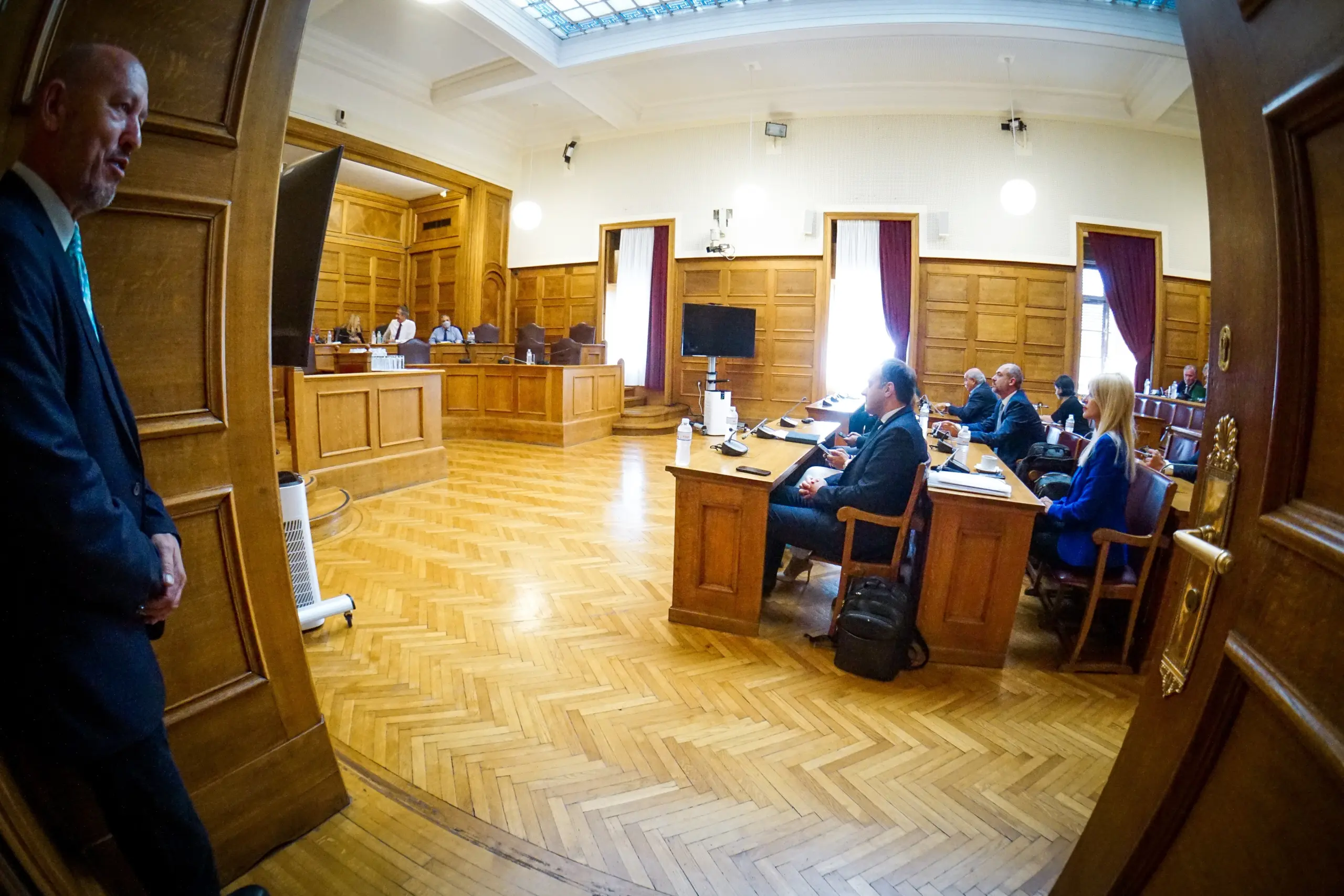 Συνεχίζεται η κατάθεση του διοικητή της ΕΥΠ για τις υποκλοπές στην Εξεταστική Επιτροπή