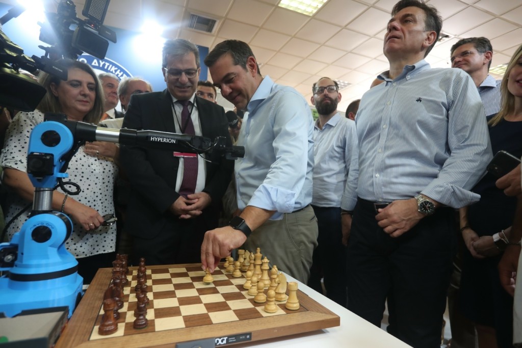 Ο Τσίπρας σε ρόλο… Κασπάροφ – Έπαιξε σκάκι με ρομπότ (vid)
