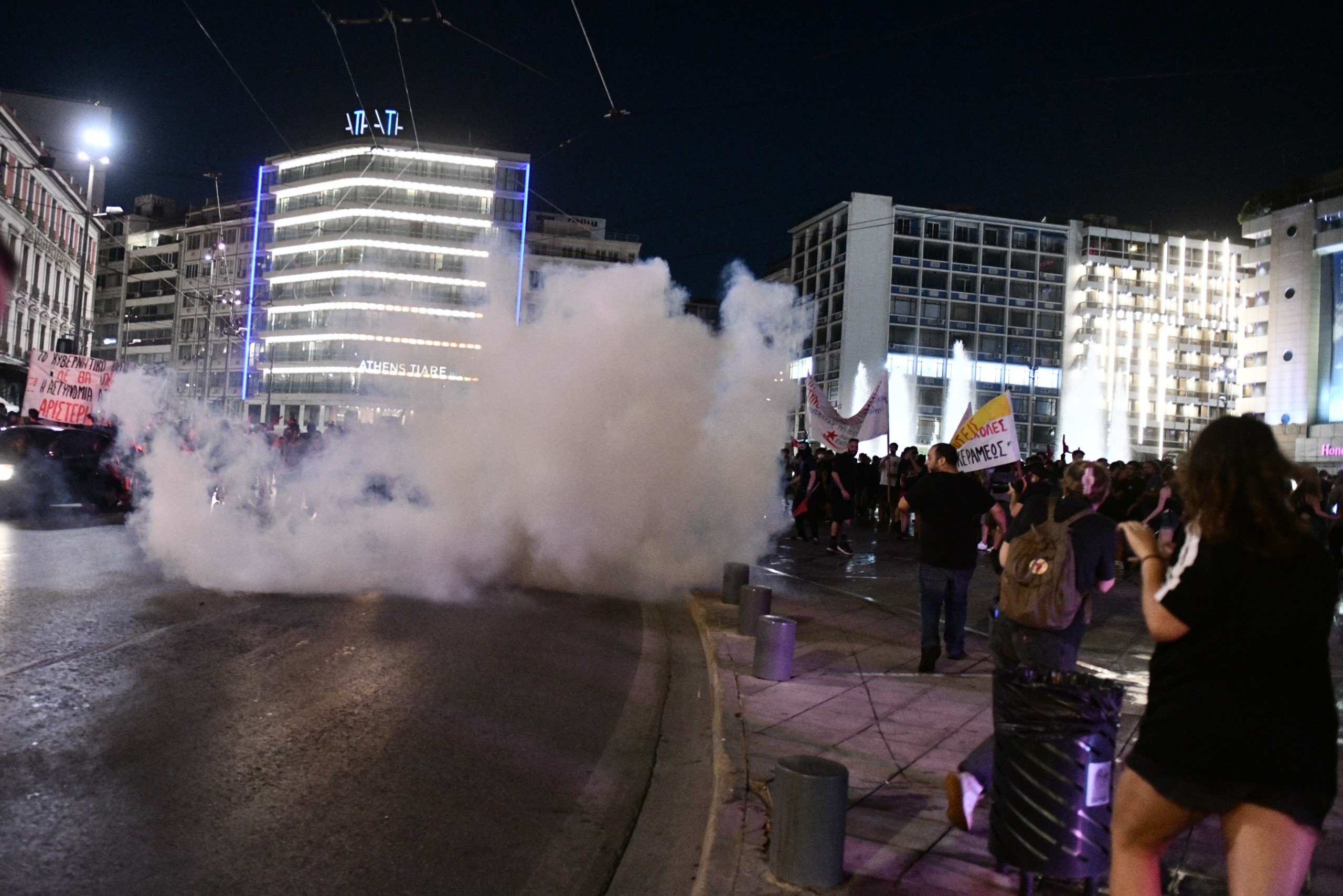 Χημικά, κρότου λάμψης και “αύρα” στο πανεκπαιδευτικό συλλαλητήριο στα Προπύλαια (vid)