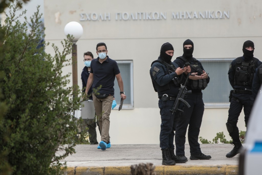 Γυναίκα προσποιήθηκε την δικηγόρο για να δει τον 30χρονο “Έσκο” στον Ερυθρό Σταυρό – Εντάσεις έξω από το νοσοκομείο