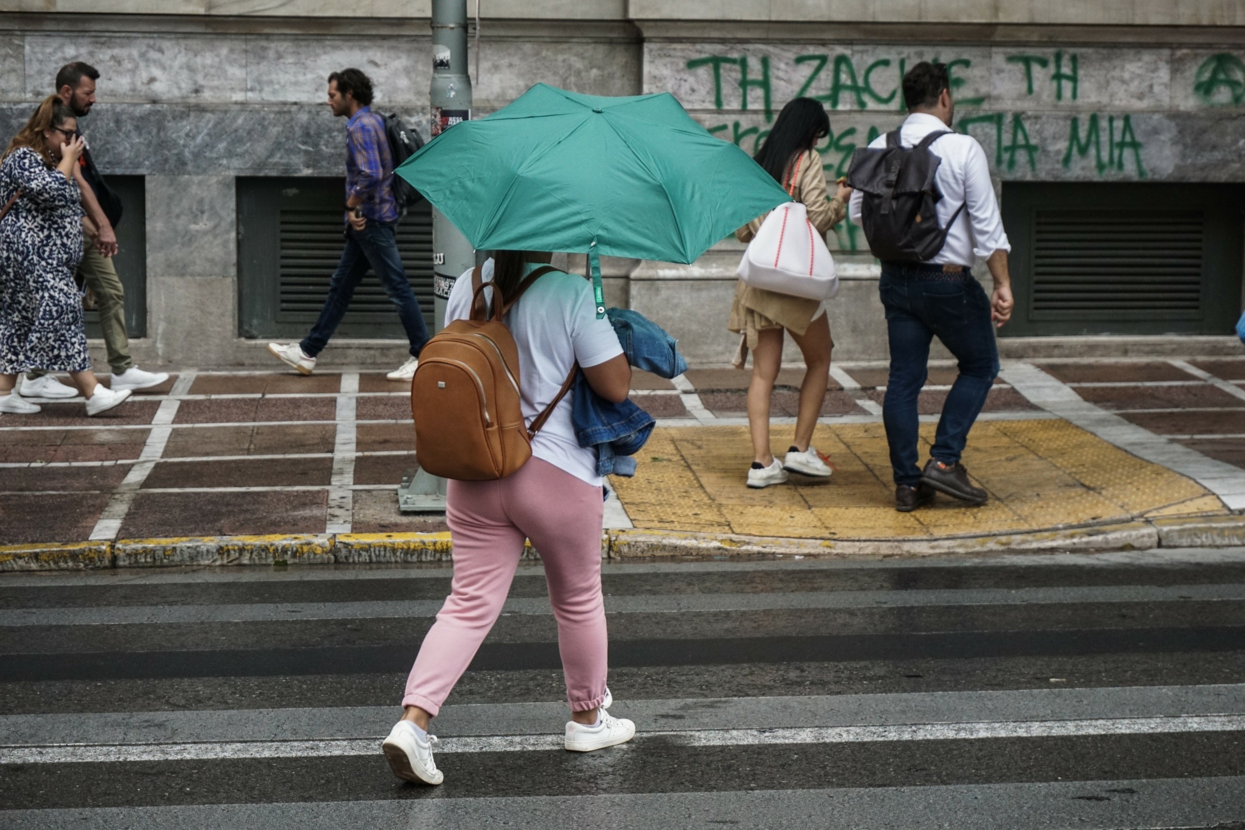 Βροχές και καταιγίδες με μικρή άνοδο της θερμοκρασίας την Τετάρτη – Σε κάποιες περιοχές παροδικές νεφώσεις