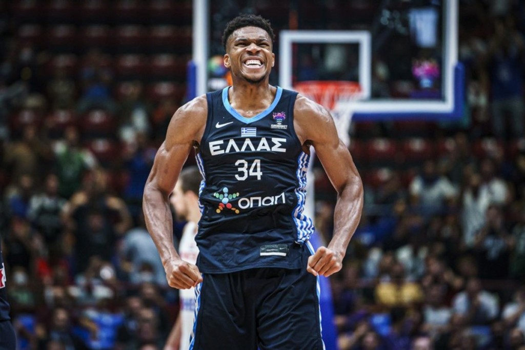 Οι Μπακς στηρίζουν… “Giannis&Thanasis” – Η στιγμή που βλέπουν την Εθνική Ελλάδας στο Ευρωμπάσκετ