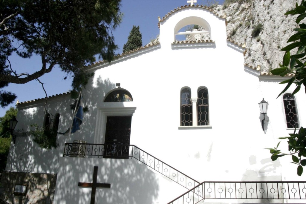 Κοσμοσυρροή στο ναό Αγίων Ισιδώρων στον Λυκαβηττό, για να “σταυρωθούν” από τον “θαυματουργό σταυρό” (vid)