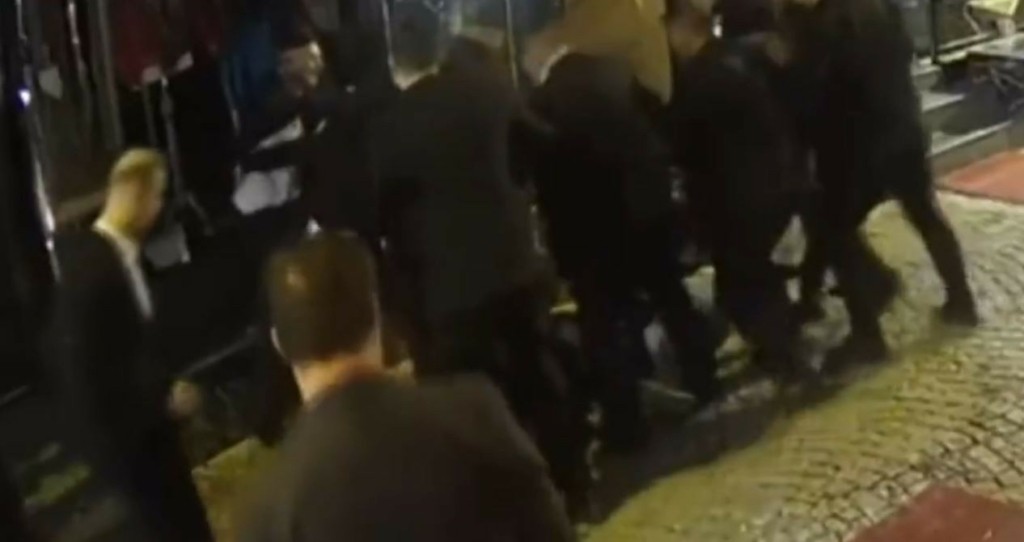 Σεκιούριτι σε γνωστό κλαμπ της Κωνσταντινούπολης πλακώνουν στο ξύλο θαμώνες – Σοκαριστικό βίντεο