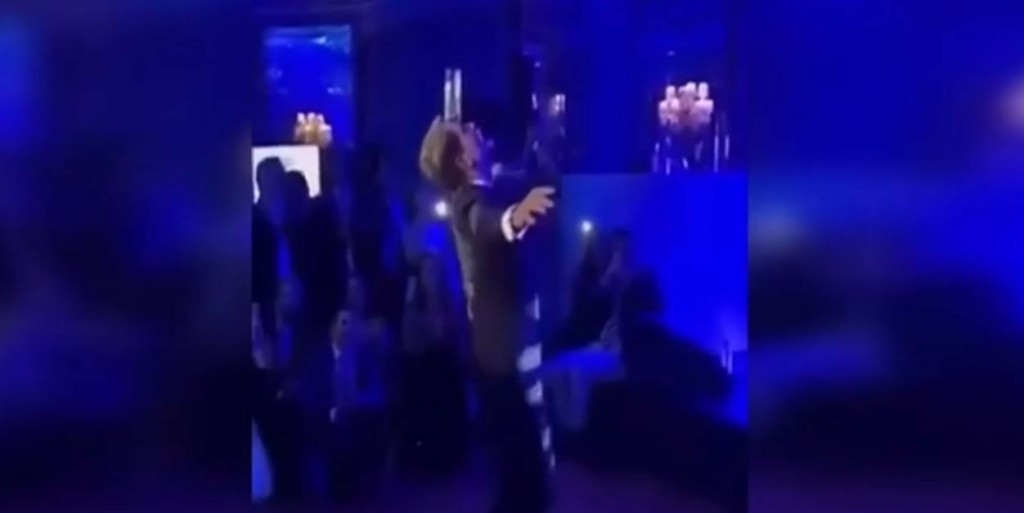Νέες “στροφές” του  Παύλου Γλύξμπουργκ στο Λονδίνο – Το viral βίντεο με το ποτήρι στο μέτωπο