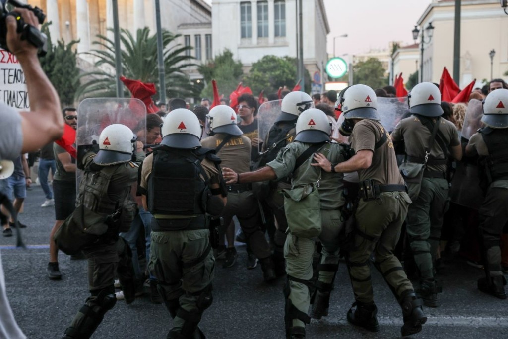 Ένταση στο κέντρο της Αθήνας – Χρήση χημικών στο πανεκπαιδευτικό συλλαλητήριο (pics)