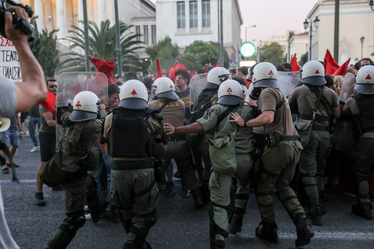 Ένταση στο κέντρο της Αθήνας – Χρήση χημικών στο πανεκπαιδευτικό συλλαλητήριο (pics)
