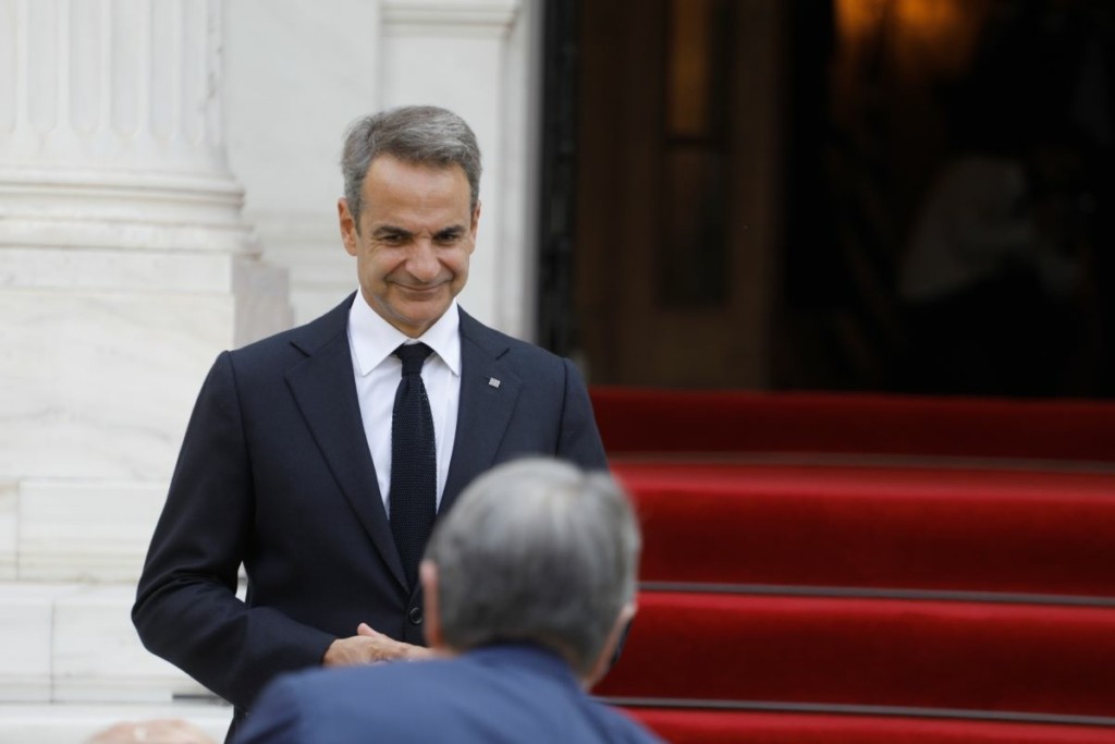 Βόλτα στην Αριστοτέλους για τον Κυριάκο Μητσοτάκη – Ποιον είχε στο πλευρό του