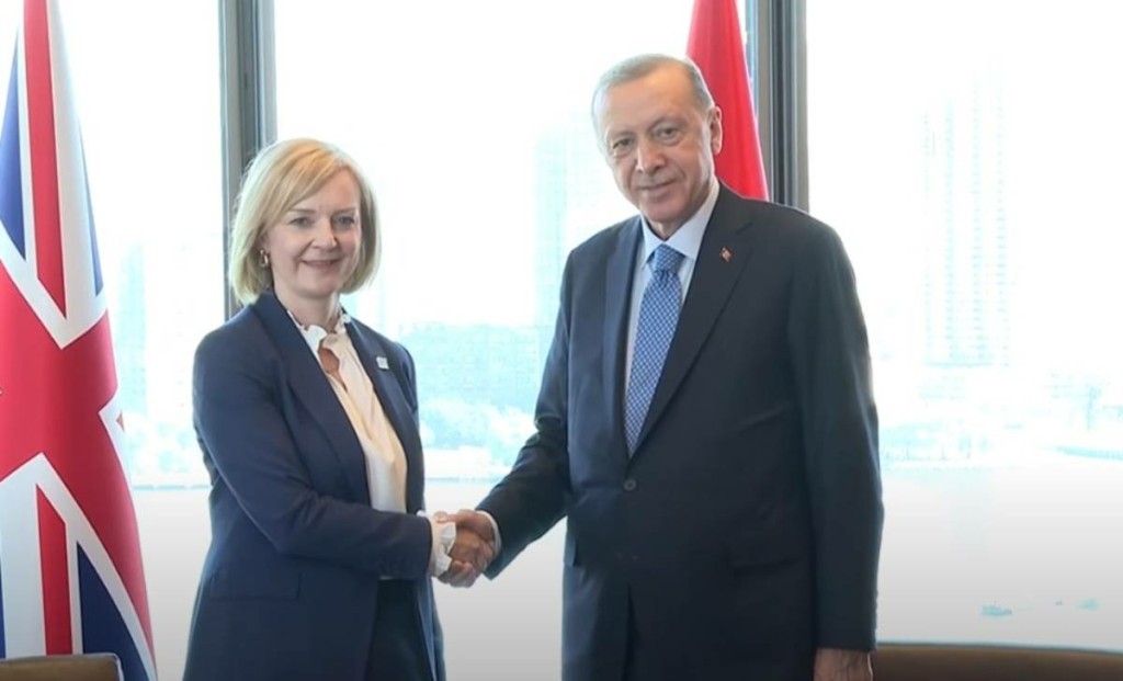 Τετ α τετ Ερντογάν με τη Βρετανή πρωθυπουργό – Γιατί τον συνεχάρη