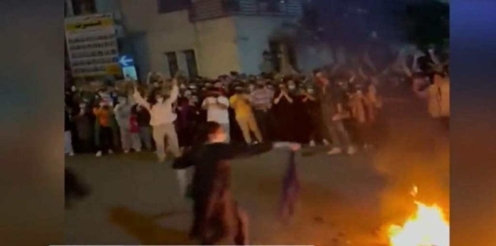 Ποτάμι που ξεχειλίζει η οργή των πολιτών στο Ιράν – Διαδηλώσεις για 12η μέρα – Δεκάδες νεκροί (vids)