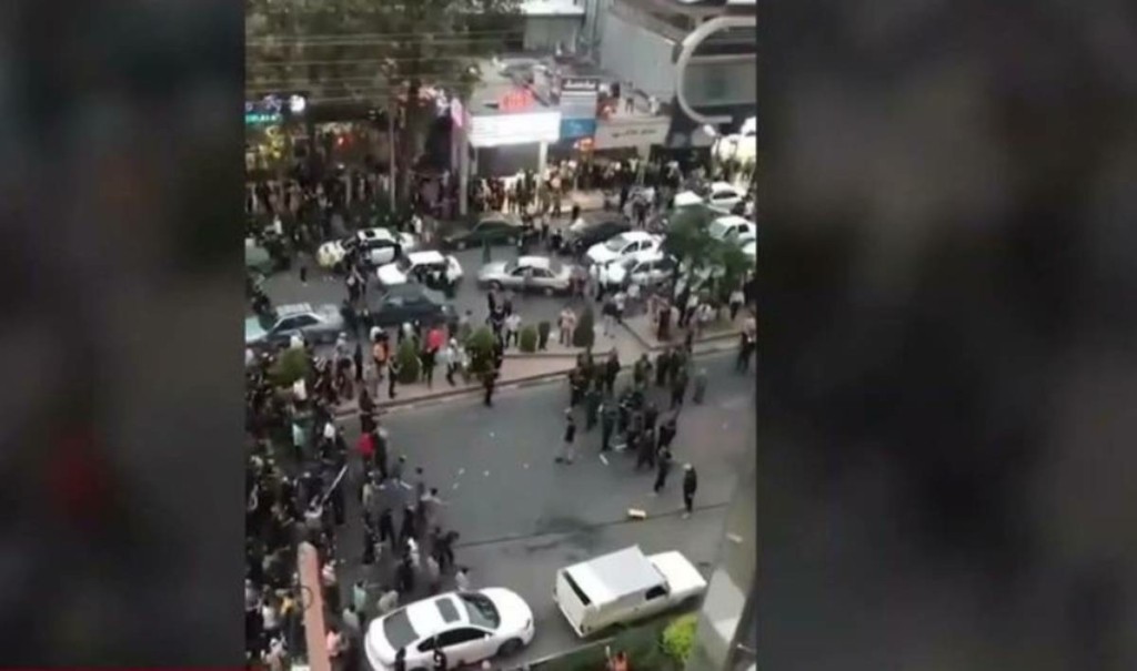 “Μυρίζει μπαρούτι” στο Ιράν – Αυξάνονται τα θύματα – Απειλούν με εκτέλεση όσους διαμαρτύρονται (vids)