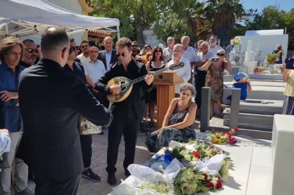 Ρίγη συγκίνησης στο μνημόσυνο του Μίκη Θεοδωράκη στο Γαλατά – Οι στιγμές που ξεχώρισαν (vids)