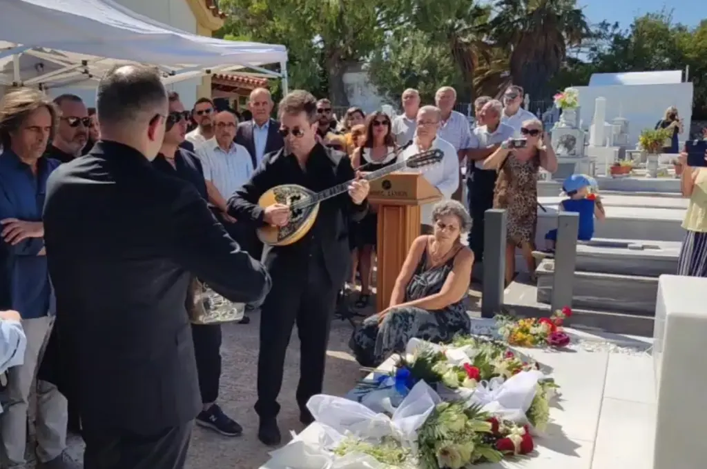 Ρίγη συγκίνησης στο μνημόσυνο του Μίκη Θεοδωράκη στο Γαλατά – Οι στιγμές που ξεχώρισαν (vids)