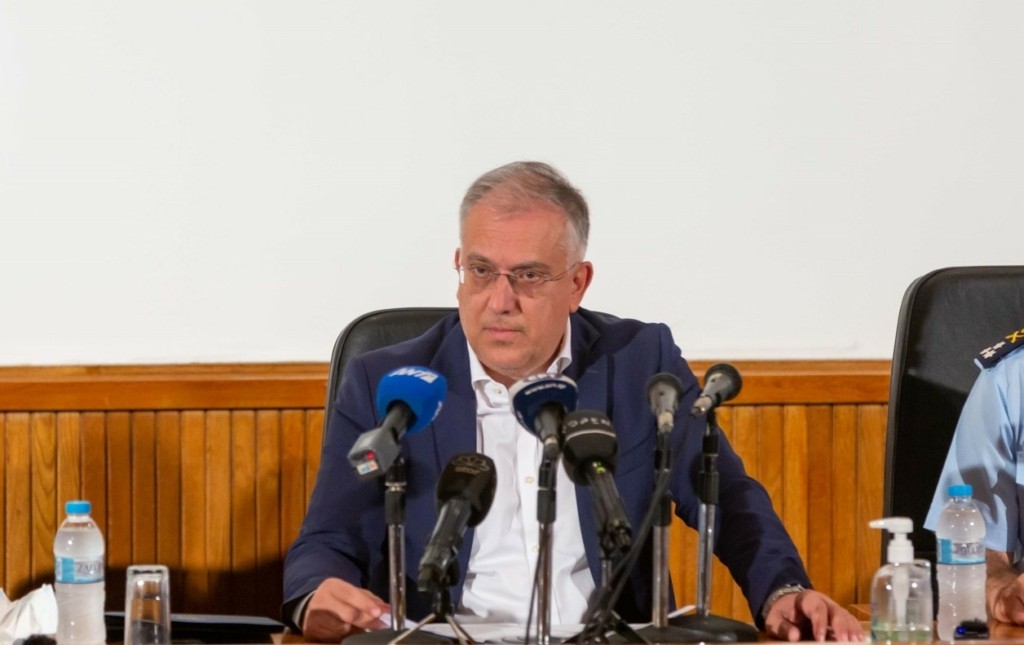Σαφής ο Θεοδωρικάκος – “Η ακτινοβολία της γνώσης δεν μπορεί να επισκιαστεί ξανά από κουκούλες”