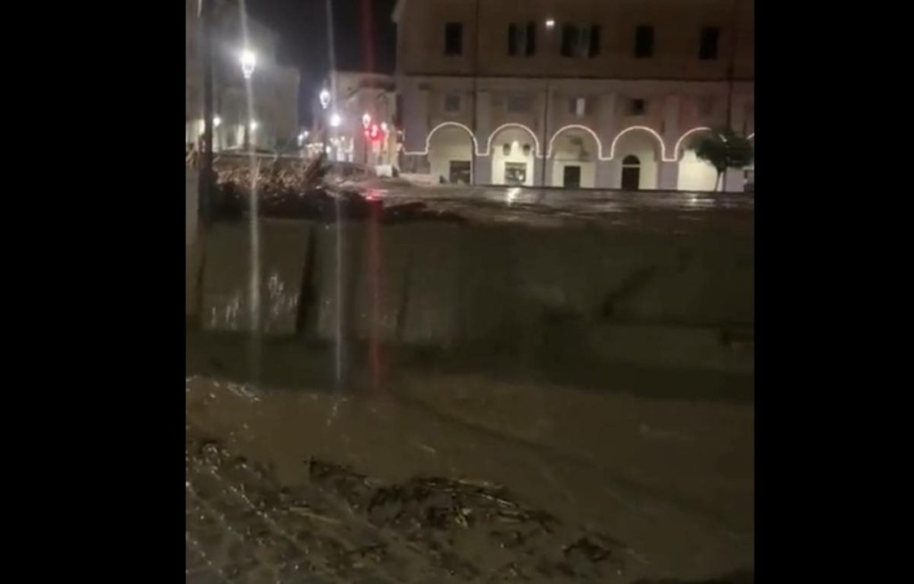 Απόκοσμες εικόνες στην Ιταλία από τις σφοδρές πλημμύρες – Πέντε αγνοούμενοι (vids)