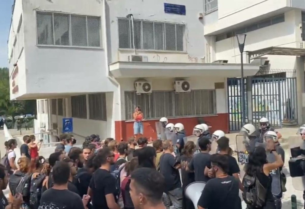 Επεισόδια και χημικά μεταξύ ΜΑΤ και φοιτητών μπροστά στο ΑΠΘ για την πανεπιστημιακή αστυνομία (vids)