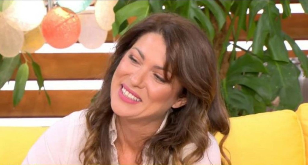 Η Κλέλια Ρένεση απαντά στους επικριτές της – “Μην κυλιέσαι στο πάτωμα…”