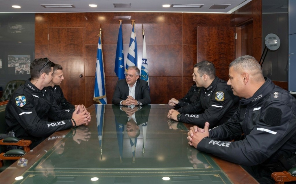 Συγχαρητήρια Θεοδωρικάκου στους αστυνομικούς που συνέλαβαν τον διαρρήκτη στην Ομόνοια (vid)
