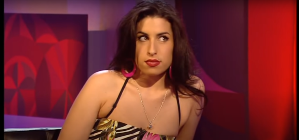 Τα πέντε τραγούδια της Amy Winehouse που θα ακούμε όσα χρόνια κι αν περάσουν (vids)
