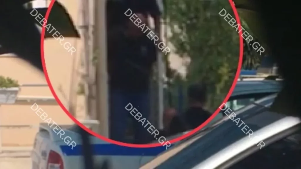 “Γυαλιά – Καρφιά” τα έκανε στις τουαλέτες των ΕΛΤΑ ο Πάνος Αργιανίδης (vid)
