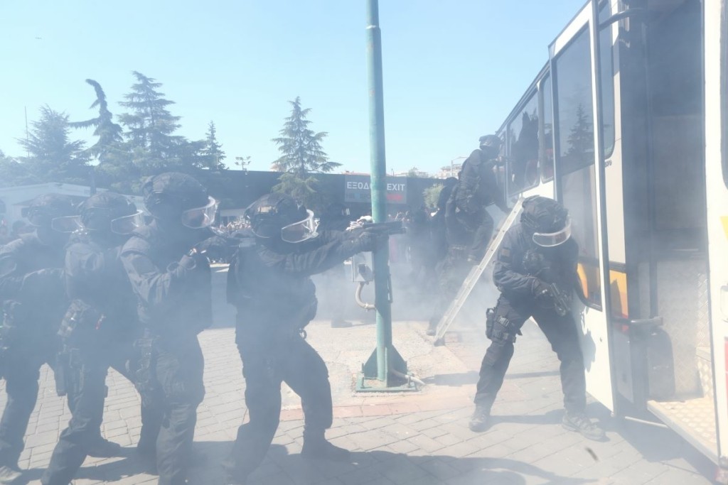 Οι κομάντος της ΕΚΑΜ “τρέλαναν” τη ΔΕΘ – Σταμάτησαν “λεωφορειοπειρατεία” και έσωσαν τους πολίτες (pics&vid)