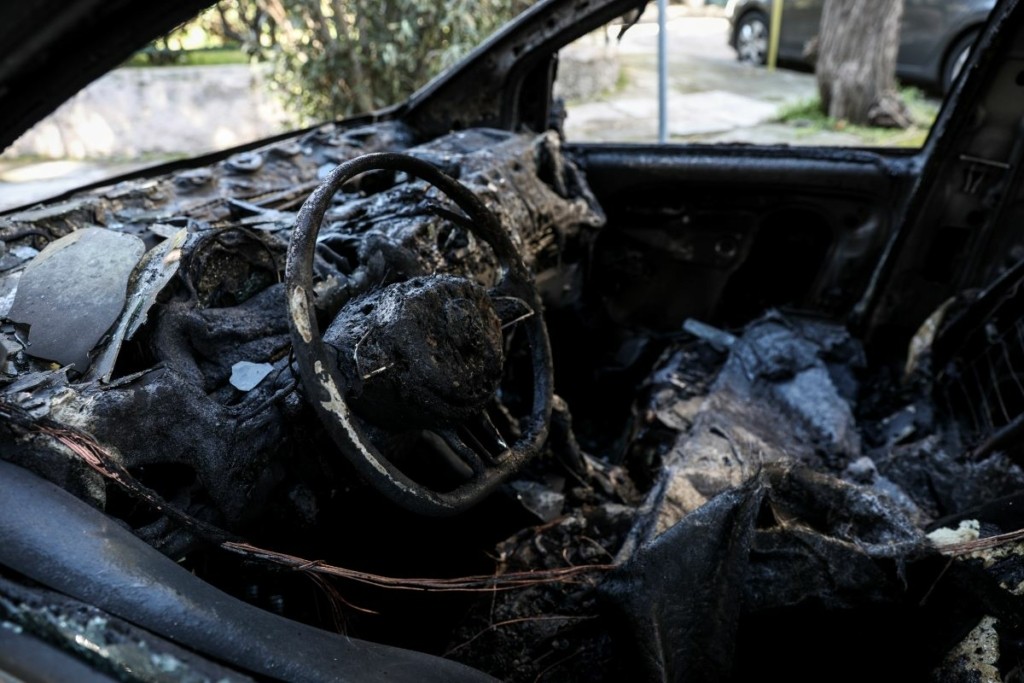 “Μπαράζ” εμπρησμών σε αυτοκίνητα σε τρία διαφορετικά σημεία στην Αττική