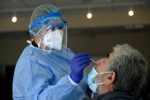 ΕΟΔΥ: 226 νέες εισαγωγές με κορονοϊό και δύο θάνατοι την τελευταία εβδομάδα