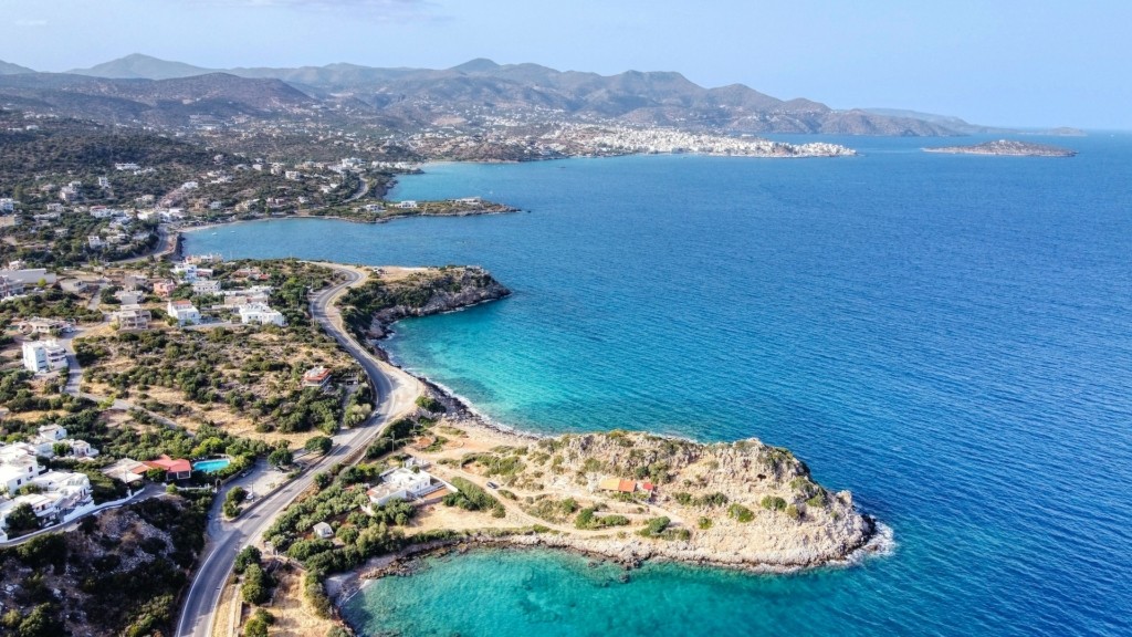 Συναγερμός στην Κρήτη – Τουρίστας έπεσε από μεγάλο ύψος σε παραλία στα Χανιά