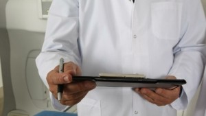Συνελήφθη διευθυντής της καρδιοχειρουργικής του Ιπποκράτειου για “φακελάκι” – Ζητούσε έως και 5.000 ευρώ