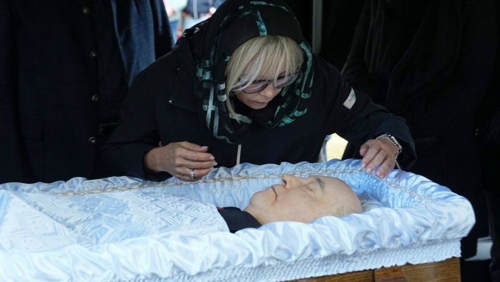 Χιλιάδες Ρώσοι είπαν το “ύστατο χαίρε” στον Μιχαήλ Γκορμπατσόφ – Ο συγκινητικός αποχαιρετισμός της κόρης του και η απουσία Πούτιν (pic&vids)