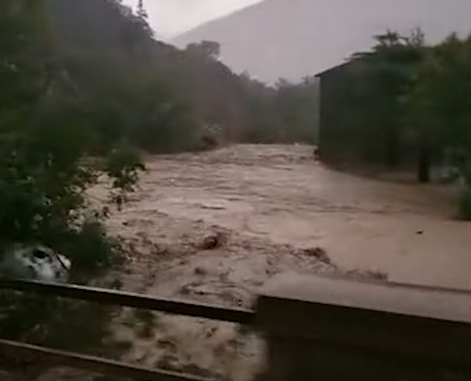 Αυξάνονται τα θύματα από τις φονικές πλημμύρες στην Ιταλία – Πάνω από 10 νεκροί και 50 τραυματίες (vids)