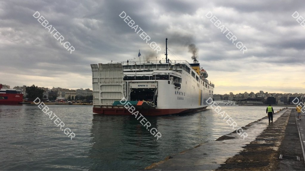 Έφτασε στον Πειραιά το πλοίο “Κρήτη ΙΙ” – Τέλος η ταλαιπωρία για τους 355 επιβάτες (pics)