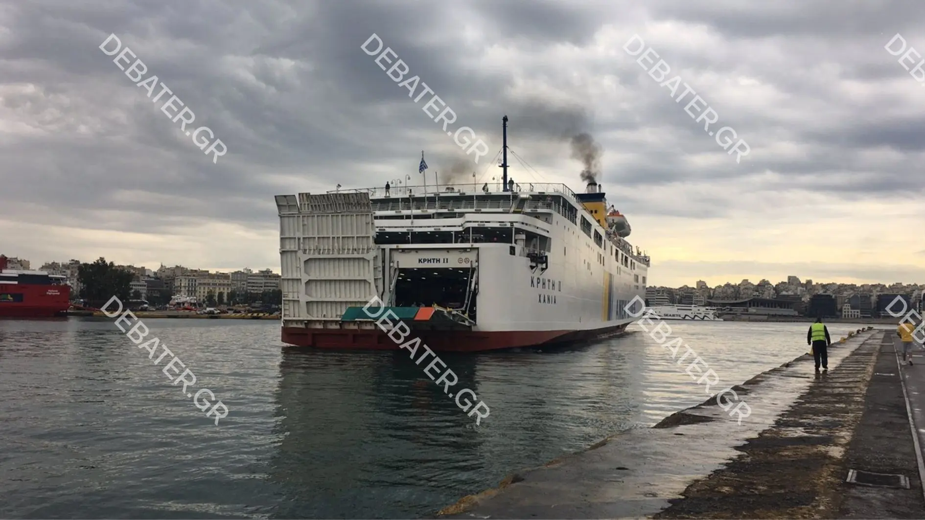Έφτασε στον Πειραιά το πλοίο “Κρήτη ΙΙ” – Τέλος η ταλαιπωρία για τους 355 επιβάτες (pics)