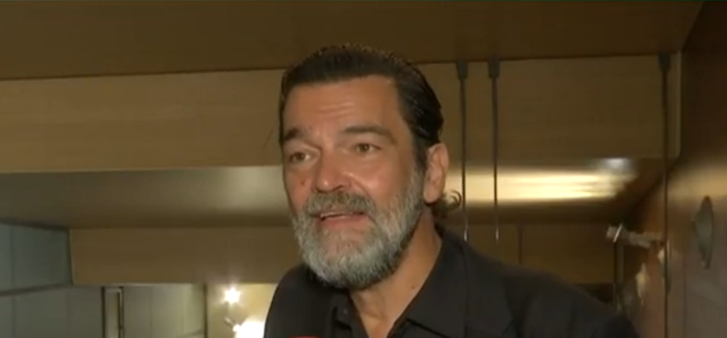 Ο Κωνσταντίνος Καζάκος μίλησε για τον θάνατο του πατέρα του – “Τρως τη σφαλιάρα, σηκώνεσαι πάλι και συνεχίζεις” (vid)