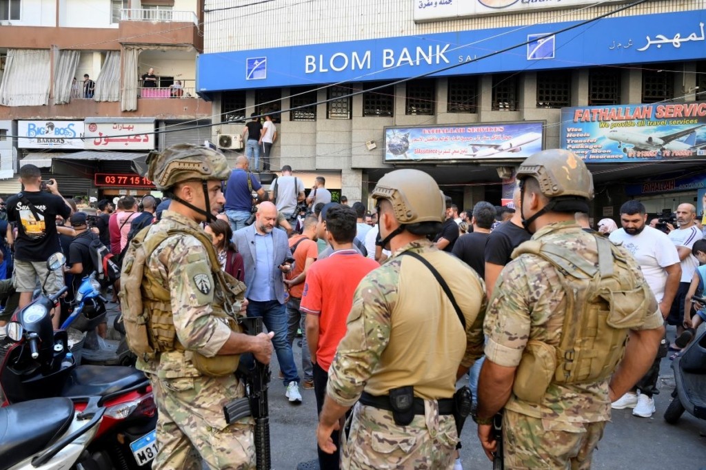 Ασύλληπτα σκηνικά στο Λίβανο – “Βροχή” από “ληστείες” για να πάρουν πίσω τα χρήματά τους (vids)