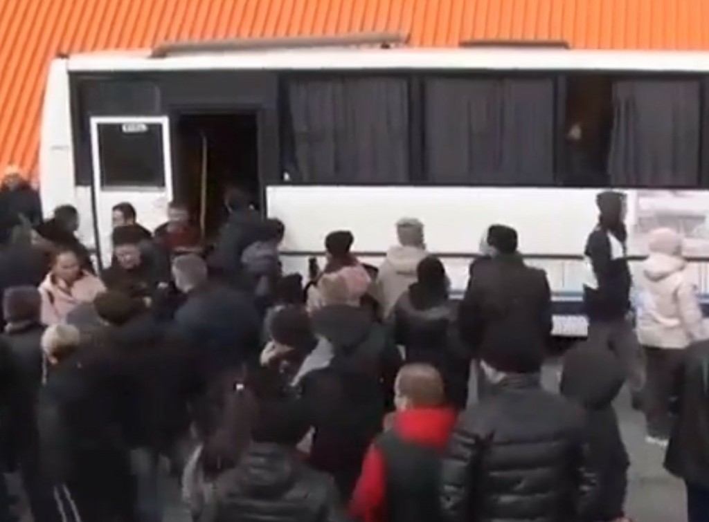 Δραματικές στιγμές στη Ρωσία – Με δάκρυα στα μάτια οι άνδρες αποχωρίζονται τα παιδιά και τις οικογένειες τους (vids)