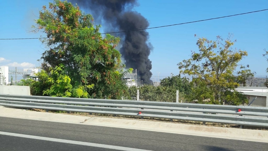 Φωτιά στην πίστα Μεγάρων μετά από ατύχημα με μηχανή – Πυκνός καπνός κάλυψε την περιοχή (pic&vid)
