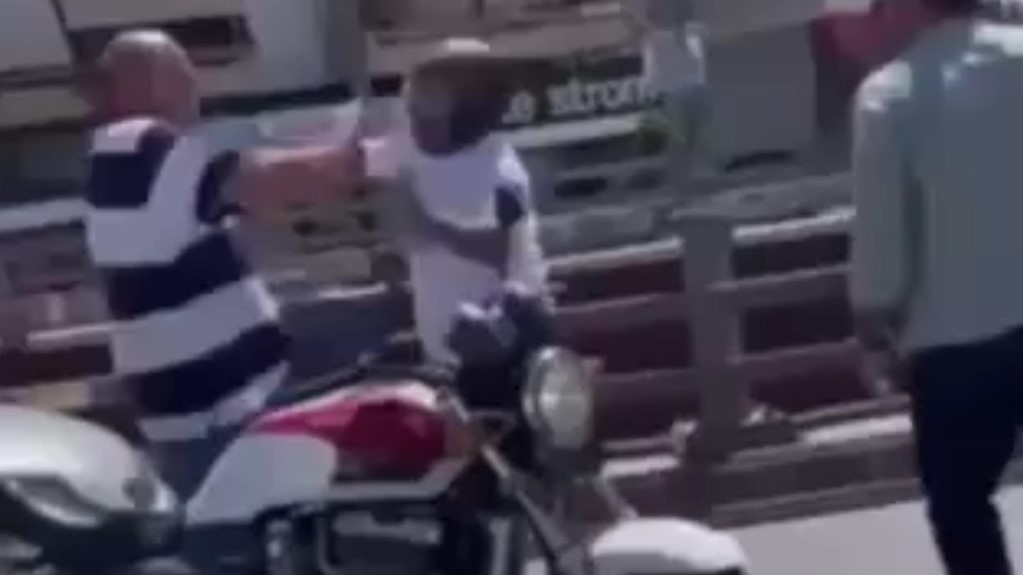 Απίστευτο περιστατικό με τον Αχιλλέα Μπέο – Ρίχνει μπουνιές και γροθιές σε πολίτη στη μέση του δρόμου (vid)