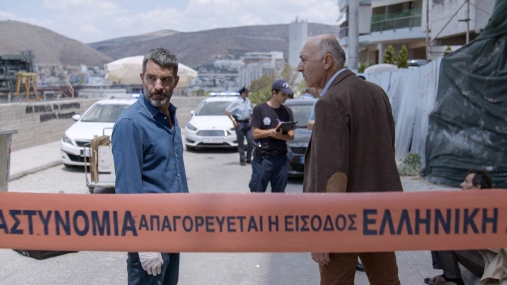 Παγιδευμένοι – Μία δολοφονία συνταράσσει τις ζωές του Δημήτρη και της Άννας και τους εγκλωβίζει σε έναν “κυκεώνα” αποκαλύψεων