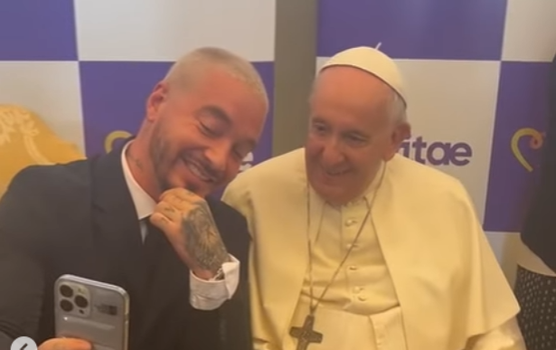 Μία selfie που δεν περίμενε κανείς – Ο Πάπας Φραγκίσκος φωτογραφήθηκε με τον J Balvin