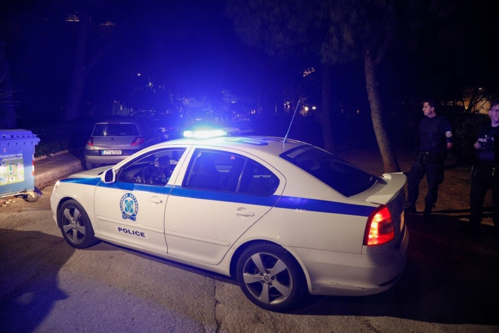 Αστυνομικός αναστάτωσε πλατεία στο Μενίδι – Πυροβόλησε πάνω από 10 φορές χωρίς λόγο