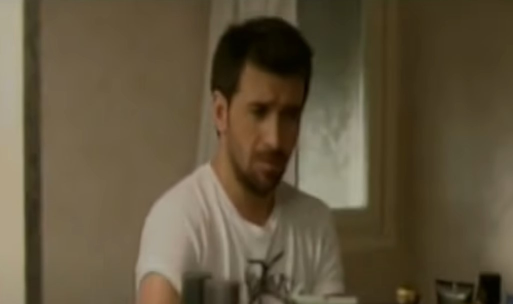 “Όταν δούλευα στην οικοδομή ονειρευόμουν το τραγούδι” – Ο Θάνος Πετρέλης αποκαλύπτεται (vid)