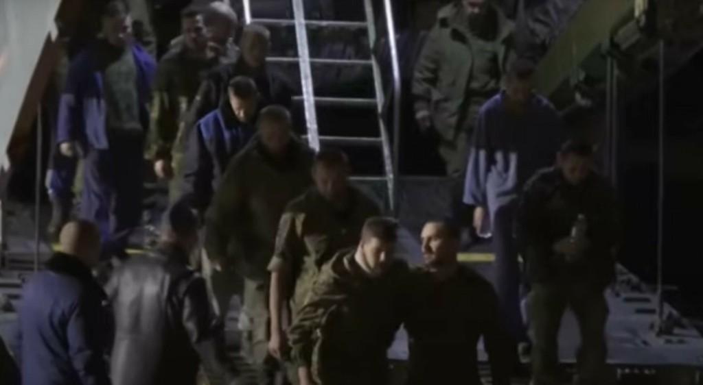 Η στιγμή που η κυβέρνηση Πούτιν “φορτώνει” επιστρατευμένους Ρώσους σε αεροπλάνο (vid)